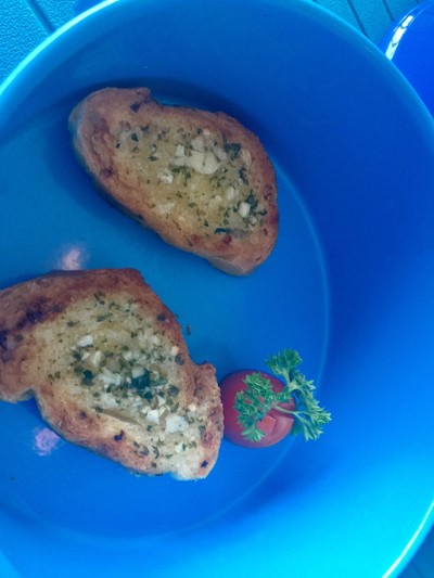 ขนมปังกระเทียมเสริฟคู่สปาเก็ตตี้โบโลเนส