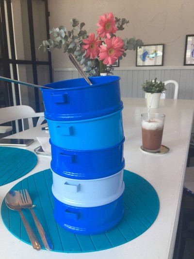 ร้านนำสมัยแต่คงคอนเส็ปความเป็นไทยด้วยปิ่นโตเถาสีหวาน