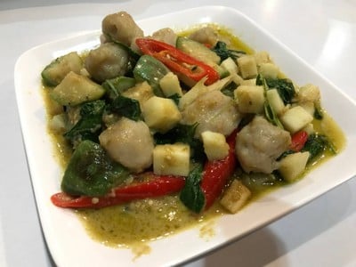 แกงเขียวหวานลูกชิ้นปลากรายจ