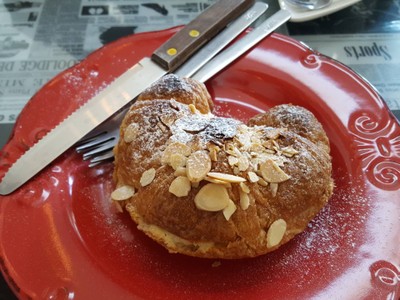 อัลมอนด์ครัวซอง