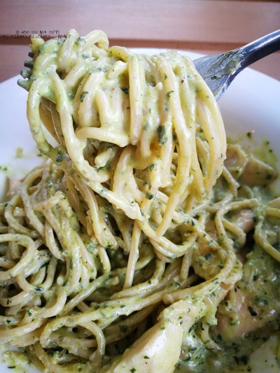 chicken pesto pasta .