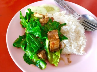 แขนงหมูกรอบราดข้าว