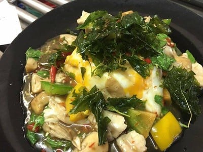 กระเพราไข่ระเบิด