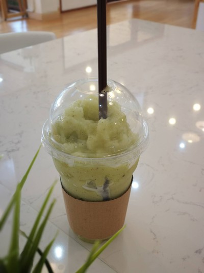 kiwi smoothie .