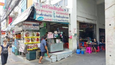 ข้าวหมูแดงหมูกรอบ ศรีวัช เชิญชิม รามอินทรา
