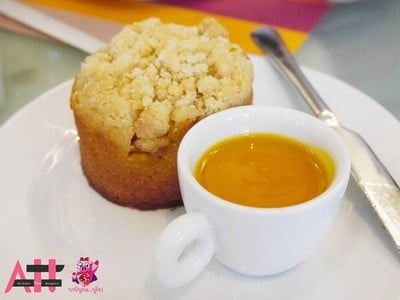 Mango crumble .