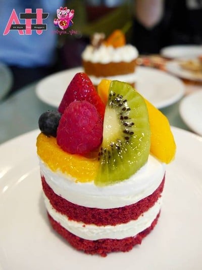 Red velvet cake .