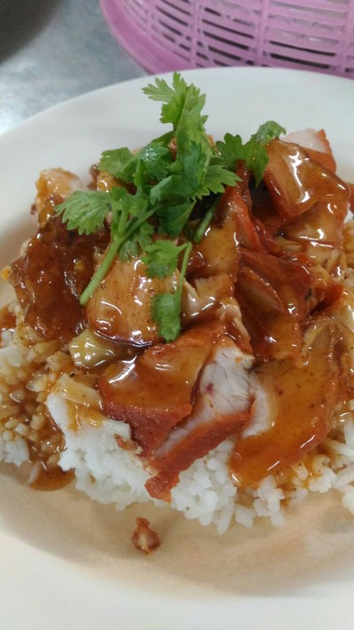ข้าวหมูแดง หมูกรอบ