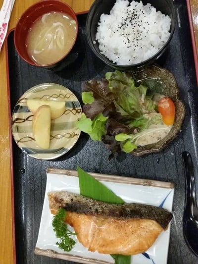 ชุดปลาแซลม่อนย่างเกลือ