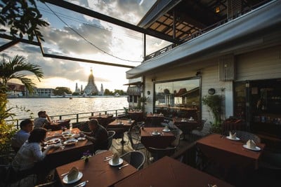 The Deck by the river (เดอะ เด็ค บายเดอะริเวอร์) โรงแรมอรุณเรสซิเด้นท์ The Deck by the river (เดอะ เด็ค บายเดอะริเวอร์) โรงแรมอรุณเรสซิเด้นท์