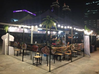 บรรยากาศ โคตรเล้ง Neon Night Market