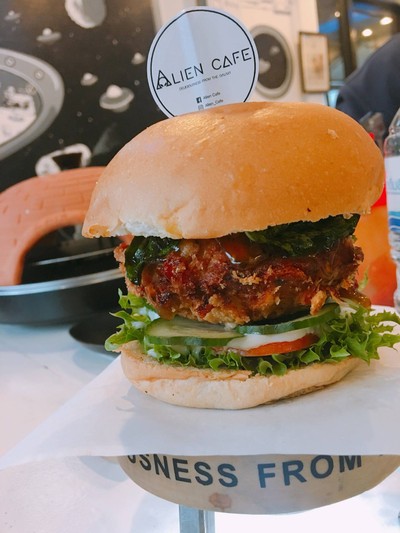 เบอเกอร์ไก่กระเพรากรอบ