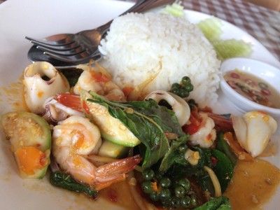 ข้าวราดผัดฉ่าทะเล