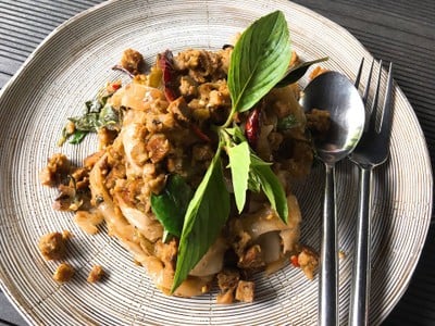 เส้นใหญ่ผัดไส้อั่ว