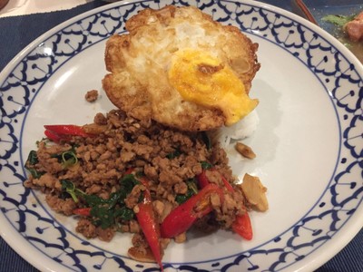 ข้าวกระเพราหมูสับไข่ดาว
