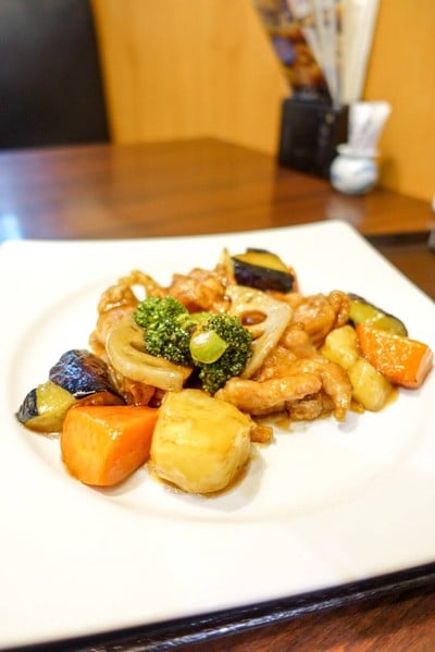 ไก่ผัดซอสคุโรสุ (239THB)