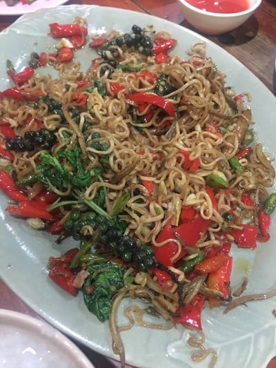 ผัดขี้เมาจานใหญ่ 150 บาท ไม่มีเนื้อสัตว์ ผัดแต่มาม่าเฉยๆรสชาติเผ็ดอย่างเดียว