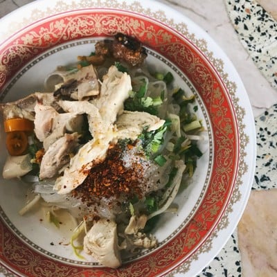 ก๋วยเตี๋ยวไก่ร้านนก By โก้-ธีรศักดิ์