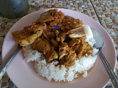 ได้เยอะสมราคา เนื้อข้าวดี แกงเผ็ดถูกใจ มะเขือทอดอร่อย