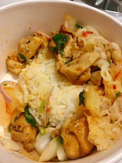 ข้าวยำไก่แซ่บ
