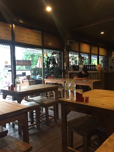 บรรยากาศ ลาบ ก้อย ซ.นานา