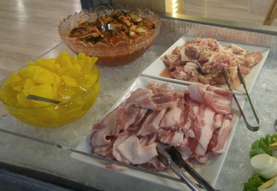 เนื้อหมู ไก่ ตักเองได้เลย แต่กุ้งต้องสั่งพนักงาน