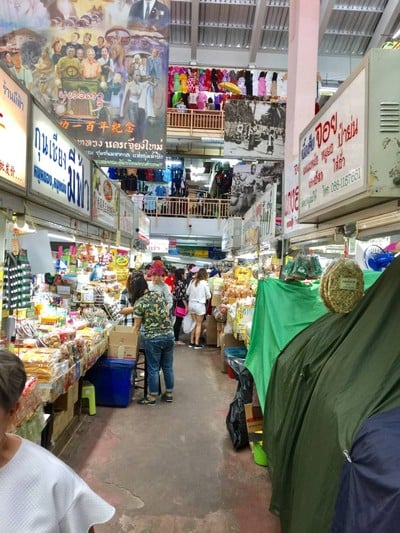 มองเห็นร้านดำรงค์สุดฮิตของตลาดวโรรสอยู่ใกล้ๆ