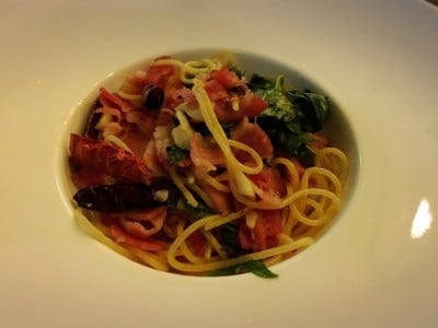 สปาเกตตี้เบคอนผัดพริกแห้งน้ำมันมะกอก