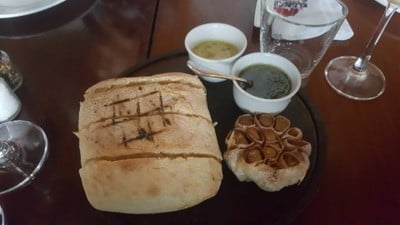 ขนมปังเสิร์ฟพร้อม Salsa Criolla และ Garlic butter