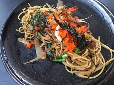 สปาเก็ตตี้ผัดกุ้งและสาหร่าย