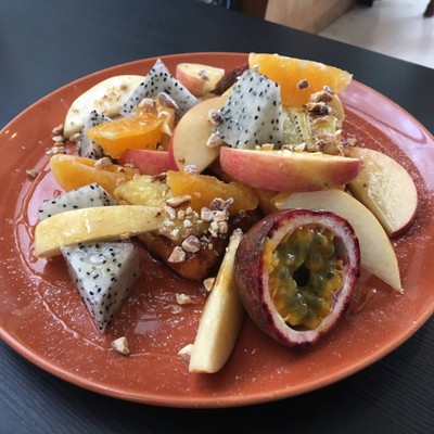 French toast with fruit and honey