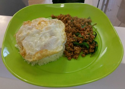 ข้าวกะเพราหมูสับไข่ดาว