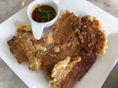 หมูกรอบจิ้มแจ่ว