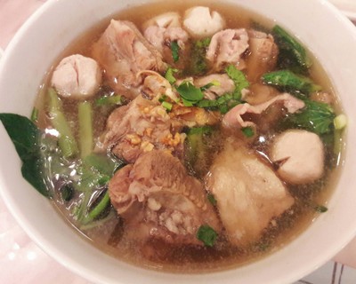 ก๋วยเตี๋ยวน้ำซี่โครงหมูตุ๋น