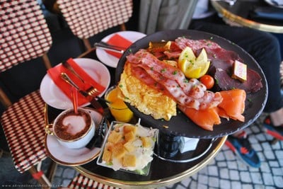 ในเซ็ทมีตามรูปเลยแต่เพิ่มเบคอนและเพิ่มซีซาร์สลัดไก่และ hot chocolate