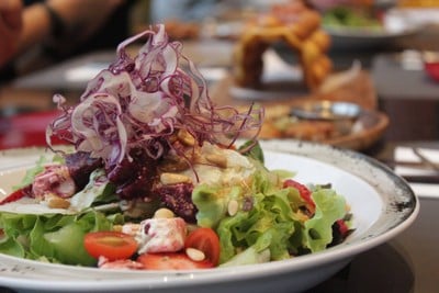 สลัดบีทรูท ครีมชีส เบอร์รี่ และถั่วไพน์นัท