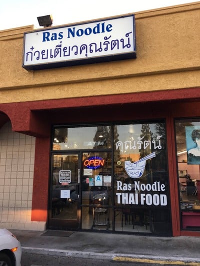 หน้าร้าน ก๋วยเตี๋ยวคุณรัตน์ Ras Noodle North Hollywood