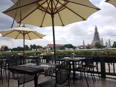 The Deck by the river โรงแรมอรุณเรสซิเด้นท์