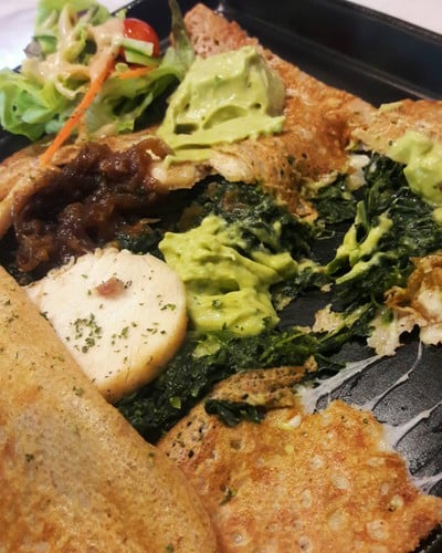 เครปไส้ไก่ ชีส กัวคาโมเล่ ผักโขม และหัวหอมคาราเมล