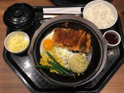 ชุดสเต็กไก่สไปซี่และไข่