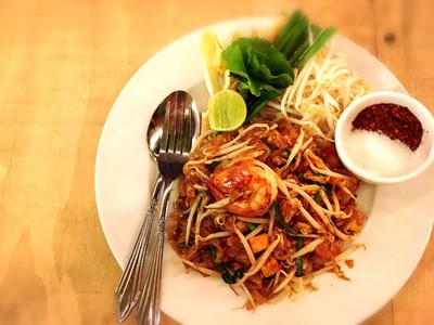 ผัดไทยกุ้งสด ชื่อธรรมดา แต่รสชาติไม่ธรรมดา