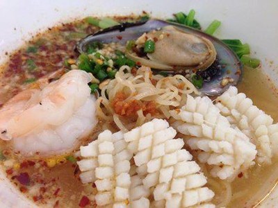 กินดีบะหมี่เกี๊ยว ถนนแก่นรัตนะ หน้าประตูโรงเรียนสวนกุหลาบนนทบุรี (สุดซอย) (ใกล้ห้าแยกปากเกร็ด) กินดีบะหมี่เกี๊ยว ถนนแก่นรัตนะ หน้าประตูโรงเรียนสวนกุหลาบนนทบุรี (สุดซอย) (ใกล้ห้าแยกปากเกร็ด)