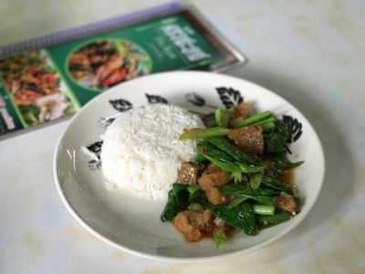 คะน้าหมูกรอบ