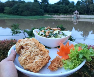 ยำสมุนไพรปลาทับทิมฟู