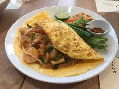 ผัดไทยเส้นจันทร์กุ้งสด