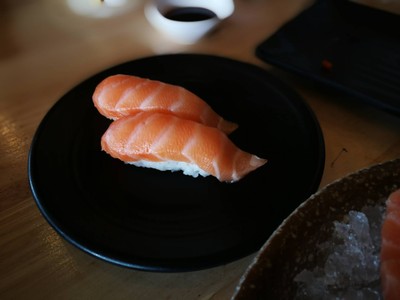 SALMON SUSHI