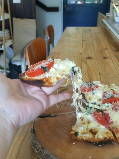 พิซซ่าแป้งบาง ซอสมะเขือเทศสด และชีส