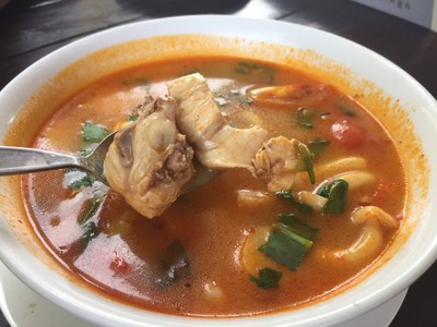 ต้มนานมากกว่าได้แต่ละเมนู ตักมาชิม1ชิ้นไก่ด้านในเนื้อยังแดงเลย จบกันร้านนี้ ไม่กินทิ้งเลยเช็รบิลไปกินร้านอื่นเกอะนะมันยุ่งยากนักก็