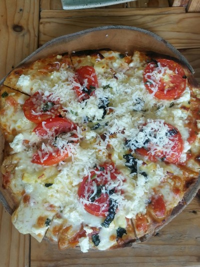 พิซซ่าแป้งบาง ซอสมะเขือเทศสด และชีส