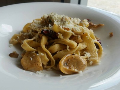 พาสต้ากระทียมพริกไทยไส้กรอก